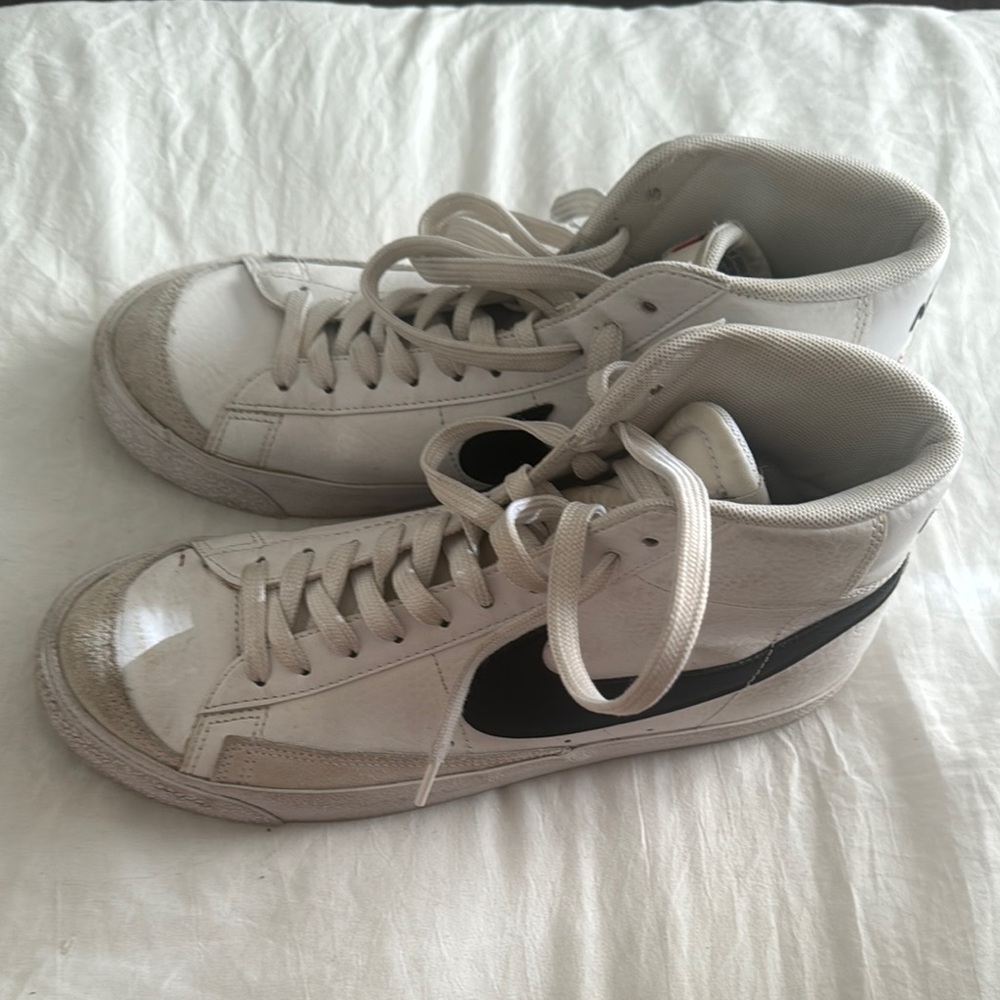 Nike White and Black Women's Sneakers